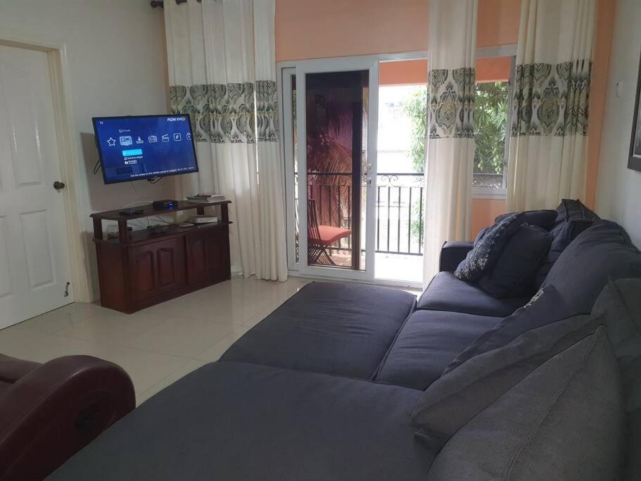 Central Upscale New Kingston Apt With Pool Экстерьер фото