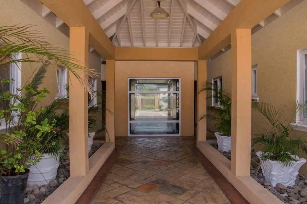 Central Upscale New Kingston Apt With Pool Экстерьер фото
