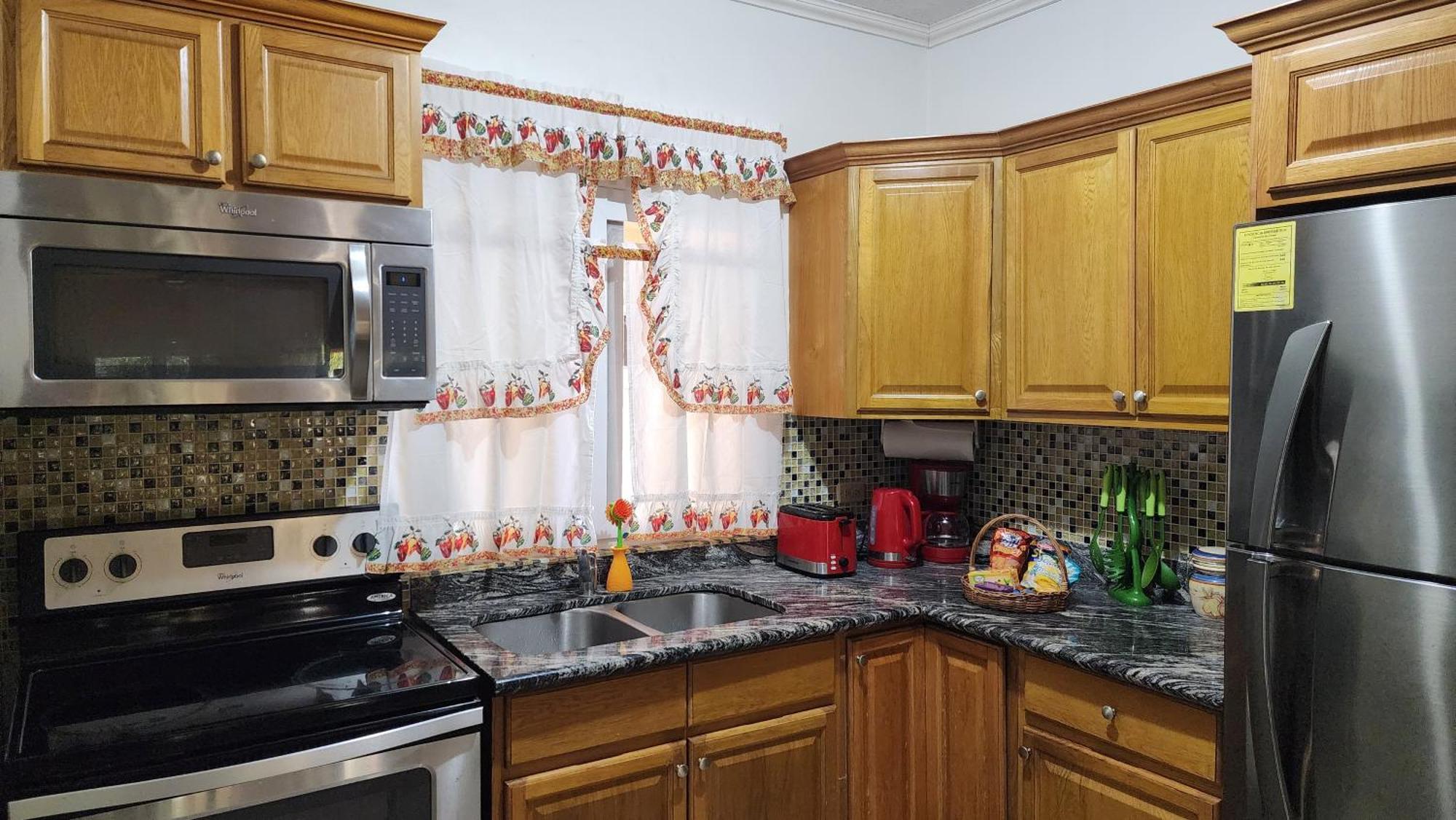 Central Upscale New Kingston Apt With Pool Экстерьер фото